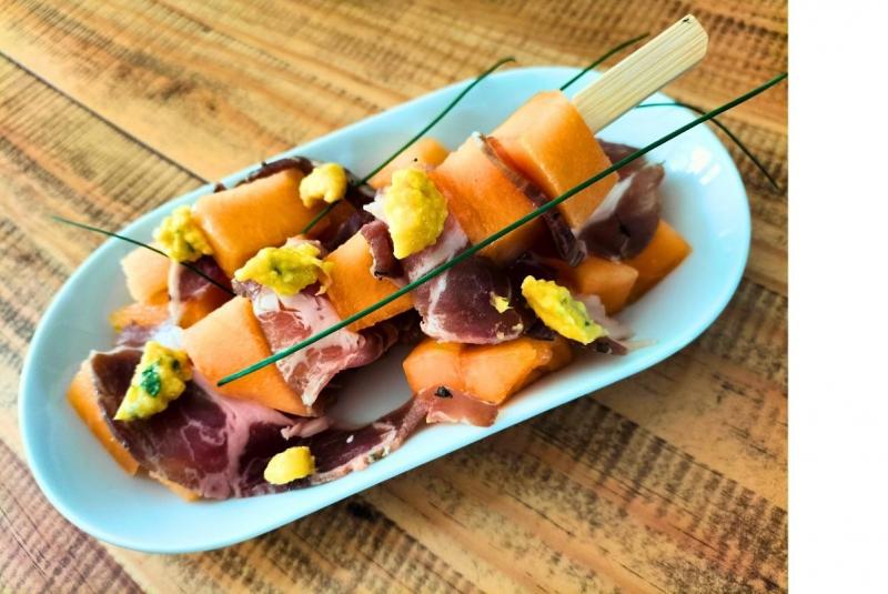 Brochette d’échine de porc séchée, melon de Lectoure, gelée au vinaigre de l’Airial et pulpe de melon 