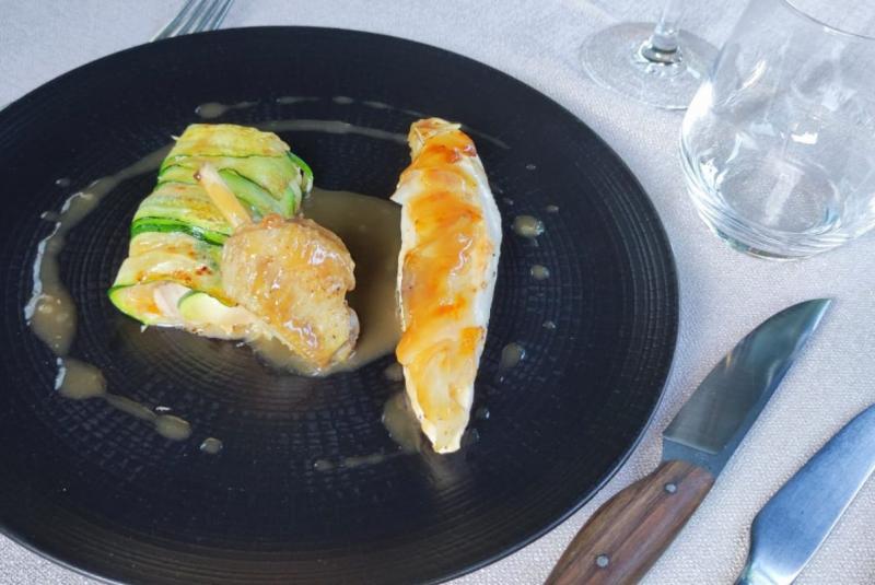 Suprême de poulet fermier en écailles, cannelloni de courgettes farci avec les cuisses