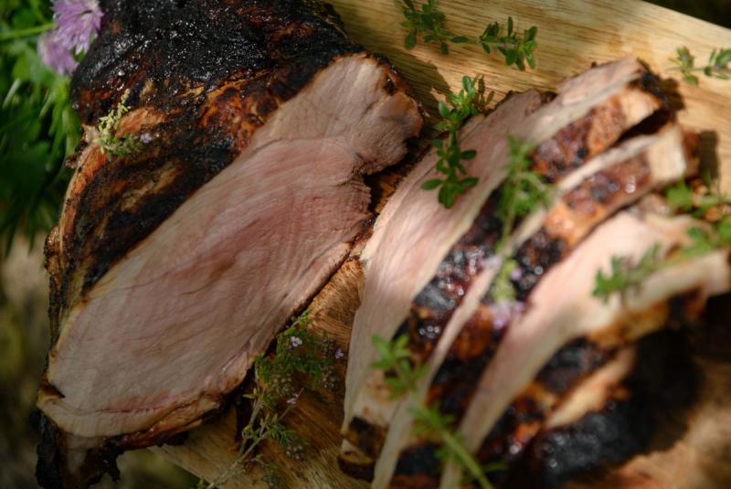 Epaule de porc de la ferme des Bernons grillée et laquée à la bière, agrumes, amertume, échalotes nouvelles, légumes primeurs