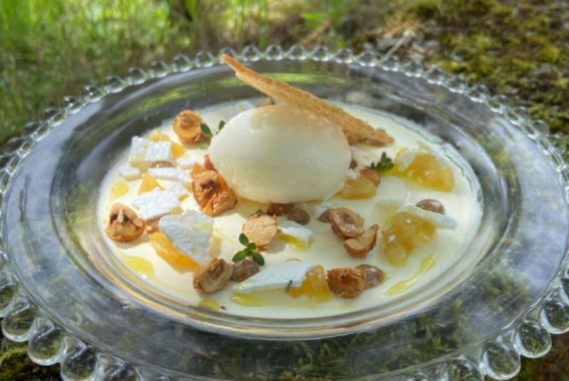 Yaourt crémeux, citron confit, condiments de noisettes du Gers, meringue craquante, sorbet thym citron